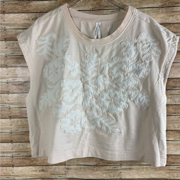 Anthropologie Tops - By Anthropologie Appliqué Muscle Tee peach embroidered Terry size xl